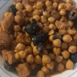 Нахут с месо и маслини